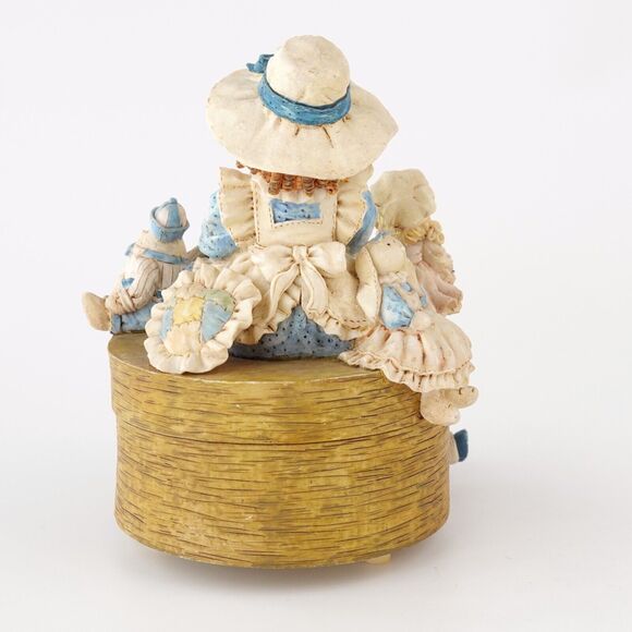 SAN FRANCISCO MUSIC BOX CO MUSICAL FIGURINE DOLLS HEART TUGS COLLECTING FRIENDS - Picture 10 of 16